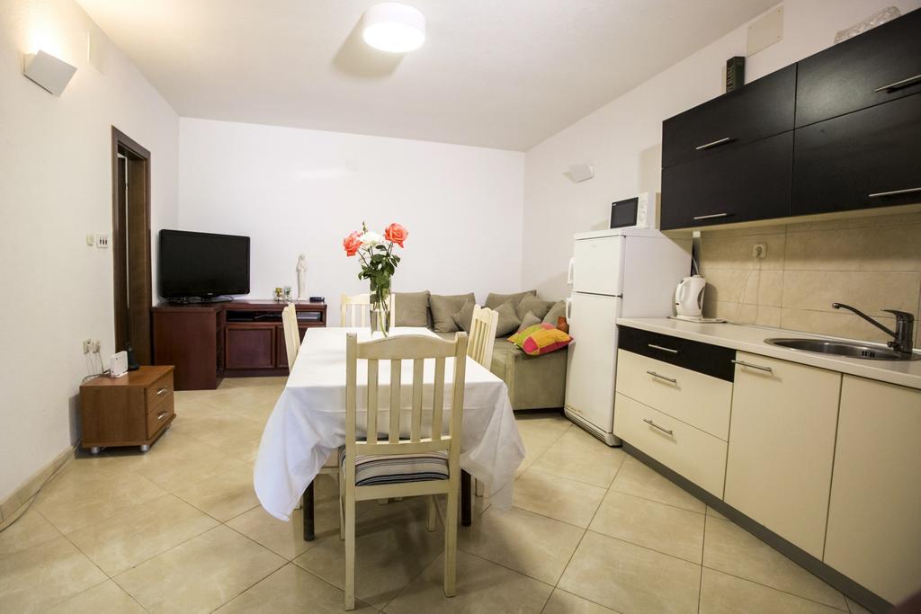 Apartments Bago Трогир Екстериор снимка