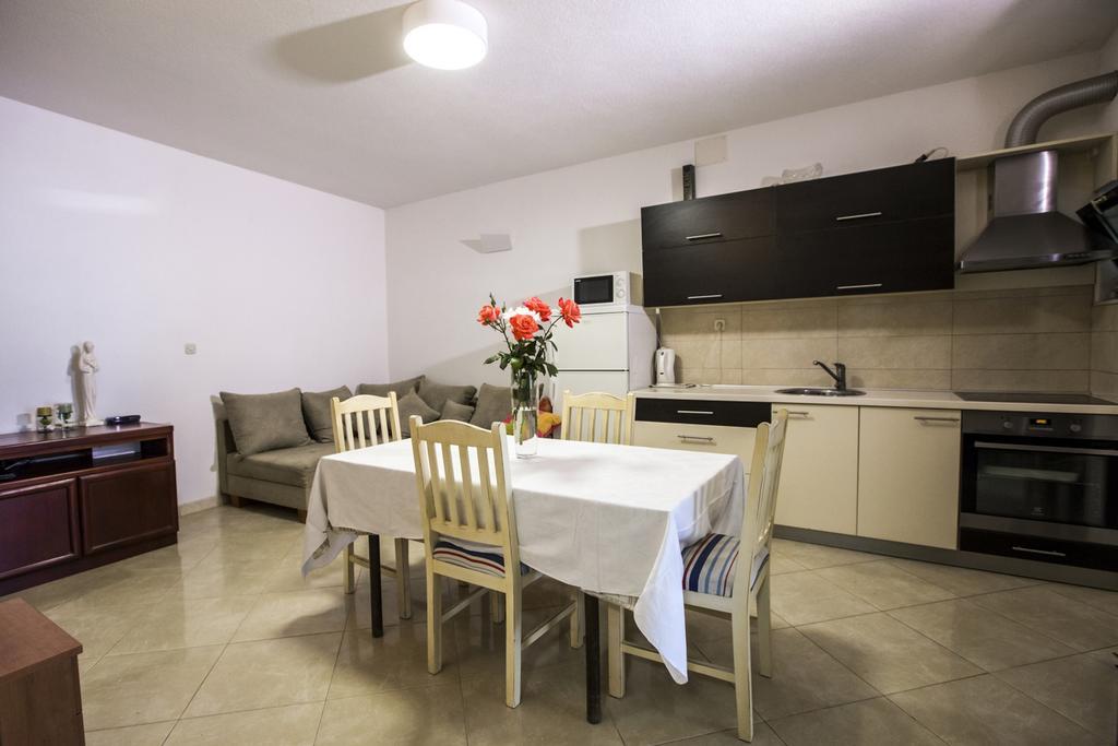 Apartments Bago Трогир Екстериор снимка