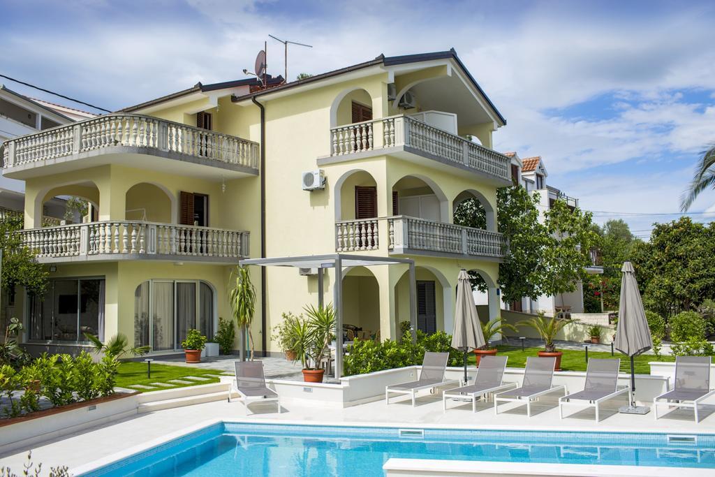 Apartments Bago Трогир Екстериор снимка